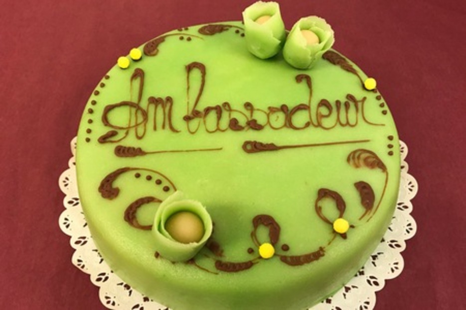 Ambassadeur (Gnoise nature imbibe Kirsch / Crme mousseline / Fruits confis mincs au Kirsch) )