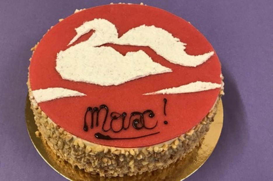 Cygne ( Fond Dacquoise / Gnoise nature imbibe Kirsch / Crme au beurre Kirsch)