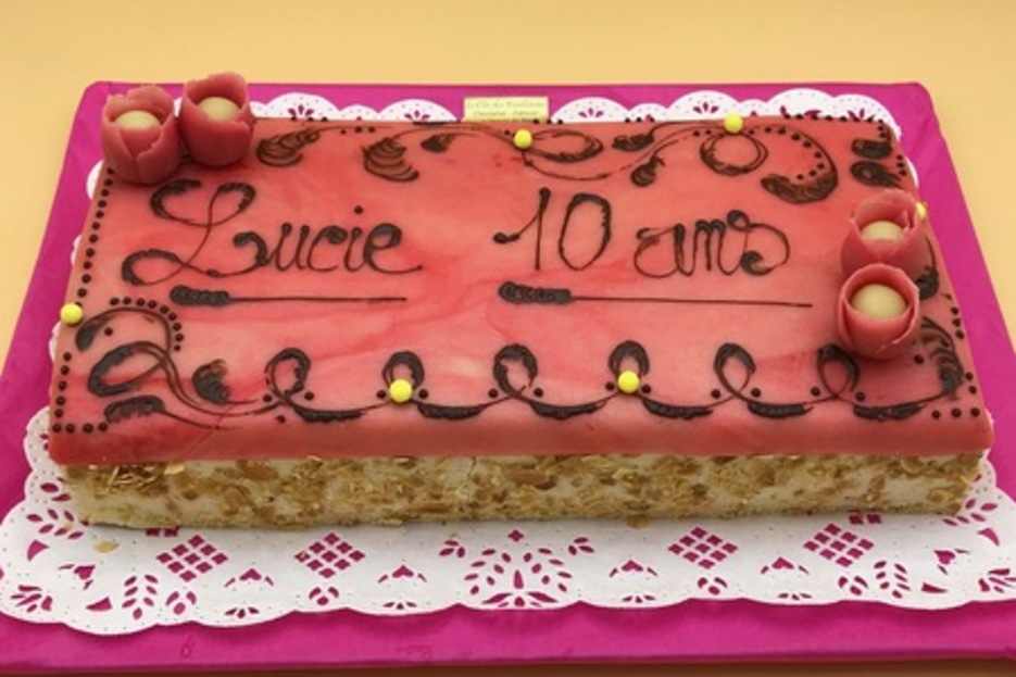 Fraisier Rectangle (Gnoise nature imbibe Kirsch / Crme mousseline / Fraises)