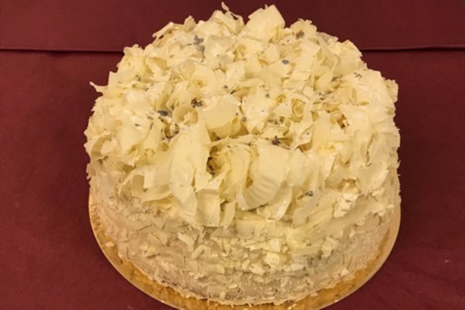 Pelote Cassis (Gnoise Nature imbibe Liqueur Cassis / Crme Mousseline / Cassis au sirop)