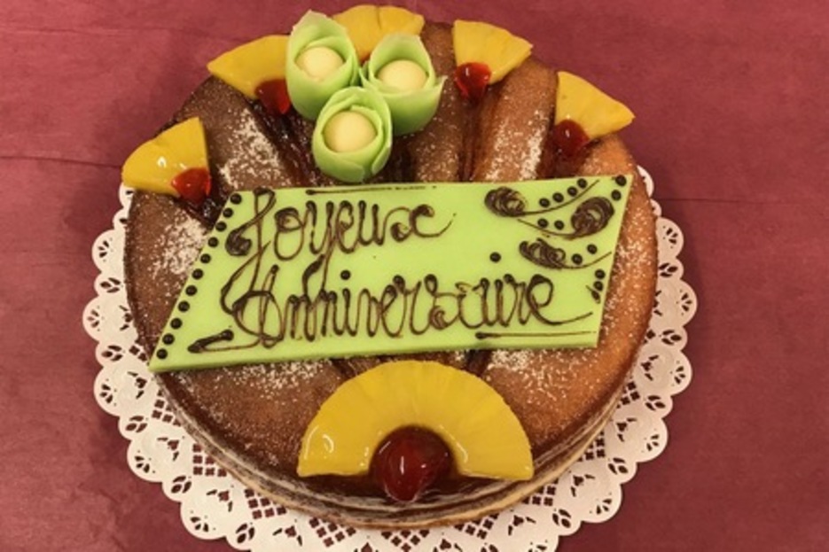 Punch Ananas (Gnoise nature imbibe sirop Rhum / Crme Mousseline / Ananas poch au Rhum)